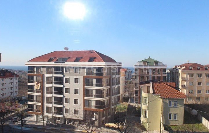 Недвижимость в Турции: просторная квартира у моря в Бейликдюзю по отличной цене
