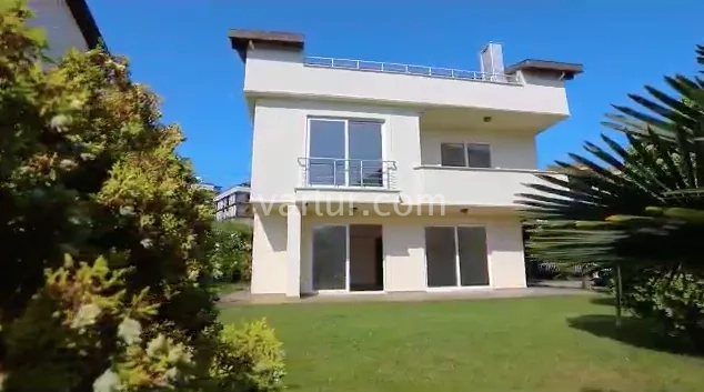 Serene Coastal Villa in Istanbul's Büyükçekmece